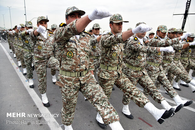  رژه نیروهای مسلح استان بوشهر در ساحل خلیج فارس برگزار شد