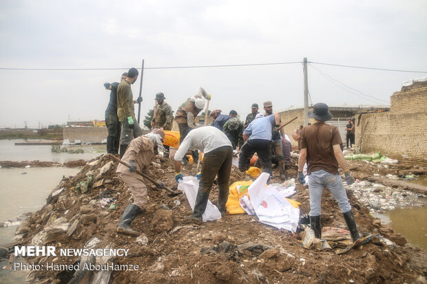 حضور جوانان لبنانی در امدادرسانی به مناطق سیل‌زده خوزستان