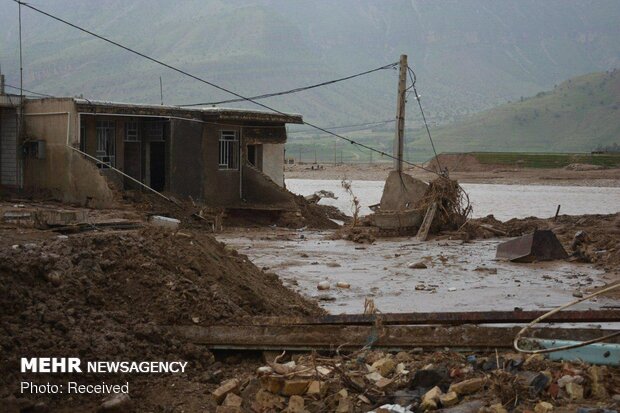 روستای «بابازید»  پلدختر همچنان مدفون در گل و لای