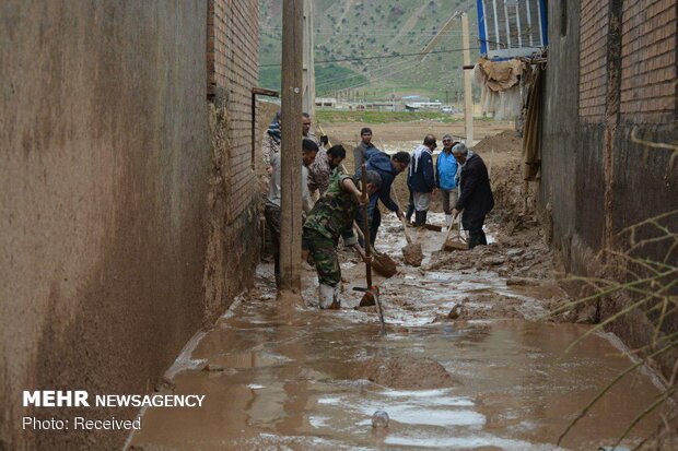 روستای «بابازید»  پلدختر همچنان مدفون در گل و لای