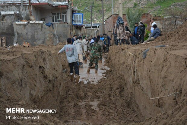 روستای «بابازید»  پلدختر همچنان مدفون در گل و لای