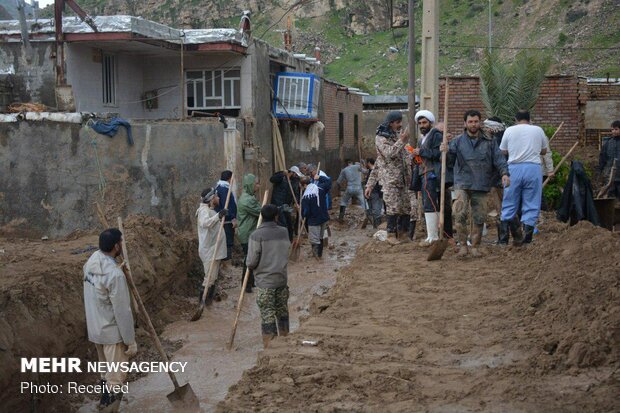 روستای «بابازید»  پلدختر همچنان مدفون در گل و لای