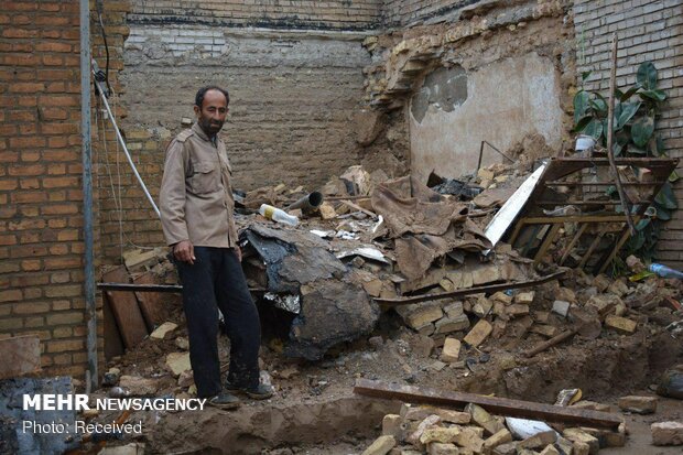 روستای «بابازید»  پلدختر همچنان مدفون در گل و لای