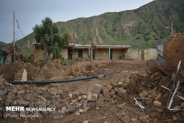 روستای «بابازید»  پلدختر همچنان مدفون در گل و لای