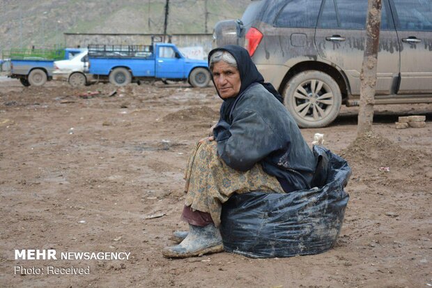 روستای «بابازید»  پلدختر همچنان مدفون در گل و لای