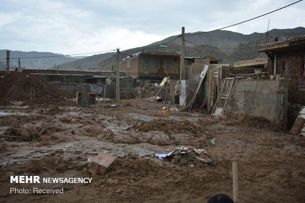 روستای «بابازید»  پلدختر همچنان مدفون در گل و لای