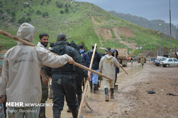 روستای «بابازید»  پلدختر همچنان مدفون در گل و لای