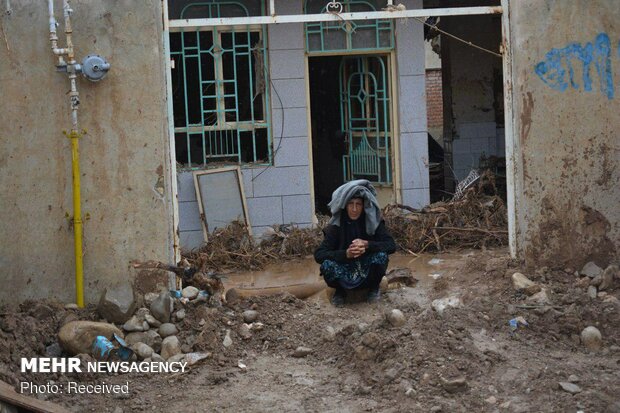 روستای «بابازید»  پلدختر همچنان مدفون در گل و لای