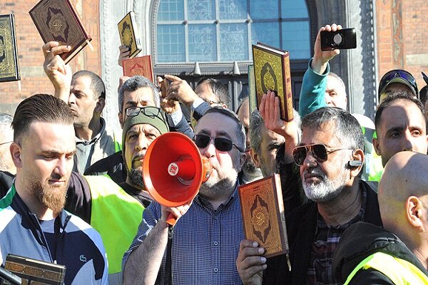 Danimarka'da Müslümanlardan kutsal kitaplara saygı yürüyüşü