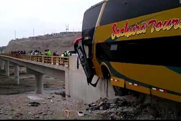 VIDEO: Bus crash in Peru kills 8, injures dozens