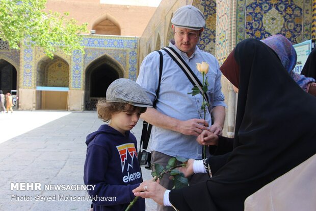 Tourists receive warm welcome during 12th Shia Imam birth anniv. celebrations