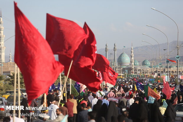 قم سے مسجد جمکران کی طرف زائرین کا پیدل مارچ