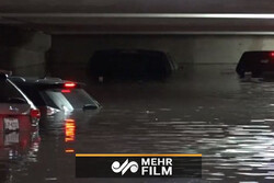 امریکہ میں کئی گاڑیاں سیلاب  میں ڈوب گئیں