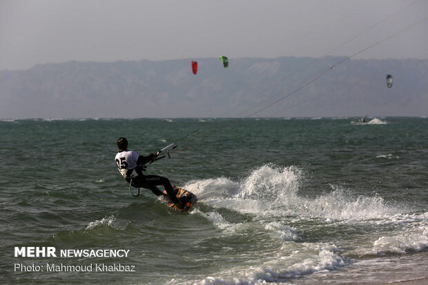 Kish island hosts nationwide kiteboarding c’ship competitions