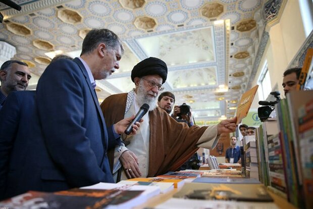 قائد الثورة الاسلامية يتفقد معرض طهران الدولي للكتاب