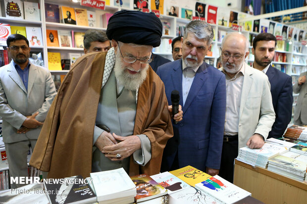 رہبر معظم انقلاب اسلامی کا کتاب کی بین الاقوامی نمائش کا قریب سے مشاہدہ