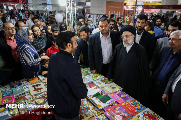 بازدید رئیس قوه قضاییه از نمایشگاه کتاب تهران