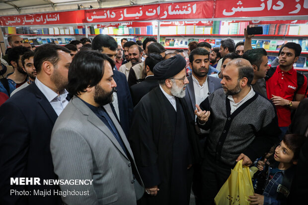 Judiciary chief visits 32nd Tehran Intl. Book Fair