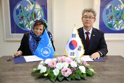 Ryu Jeong-Hyun, Korean Ambassador to Iran, (R) and WFP Representative in Iran, Negar Gerami