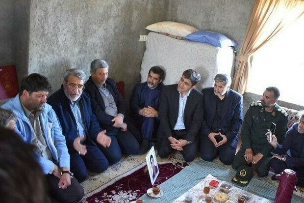 وزیر کشور با خانواده شهید خدمت گمیشانی دیدار کرد