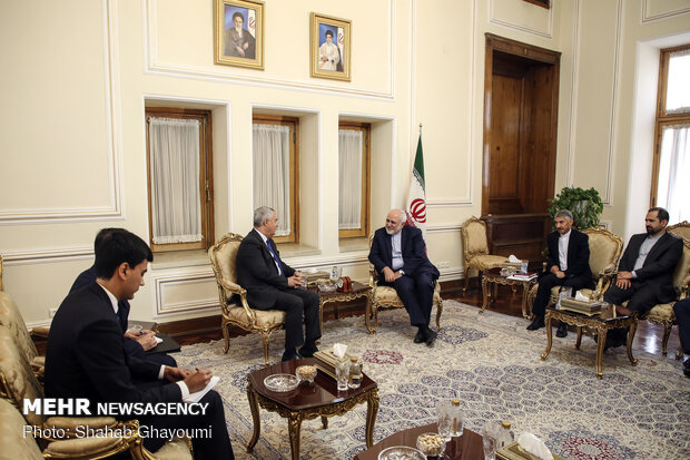 Tajikistan's new amb. submits credentials to FM Zarif