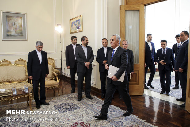 Tajikistan's new amb. submits credentials to FM Zarif