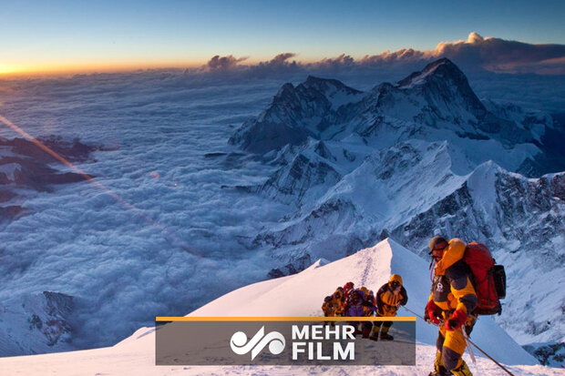 صدها کوهنورد در انتظار صعود به اورست