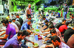 Every passerby is invited: Communal Iftar meals in Tehran.