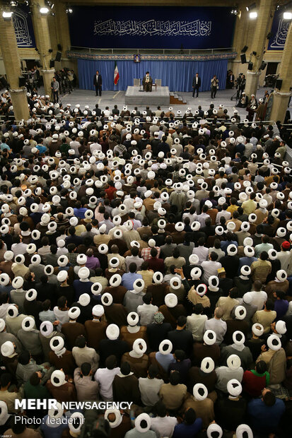 Seminary students meet with Ayat. Khamenei