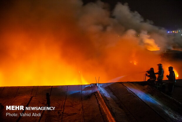 عمليات إطفاء الحريق في سوق تبريز المسقوف