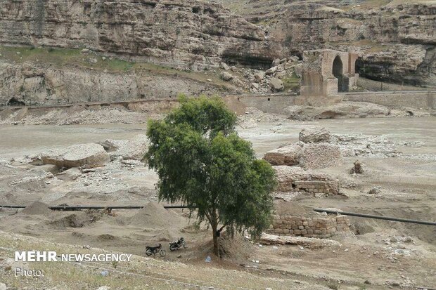 پایههای قدیمی پُلِ دختر پس از سیل نمایان شد/ نیاز به مرمت اساسی پایههای قدیمی پُلِ دختر پس از سیل نمایان شد/ نیاز به مرمت اساسی