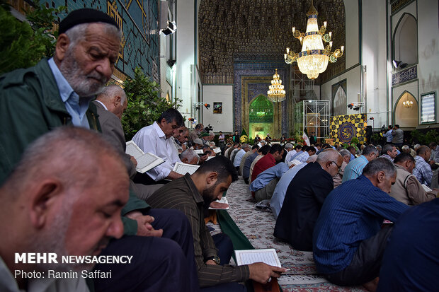 جزء خوانی قرآن کریم در حرم مطهر رضوی