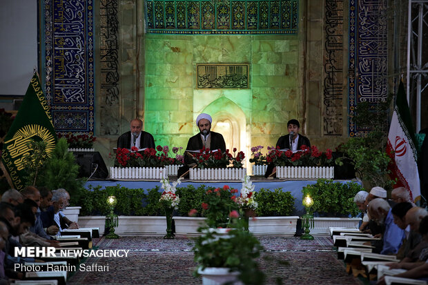 جزء خوانی قرآن کریم در حرم مطهر رضوی