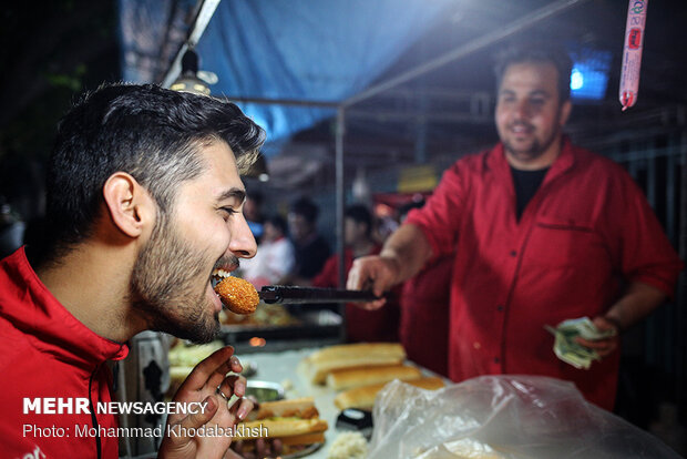 ليالي رمضانية عامرة في زقاق الفلافل بطهران 