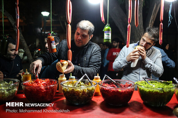ليالي رمضانية عامرة في زقاق الفلافل بطهران 