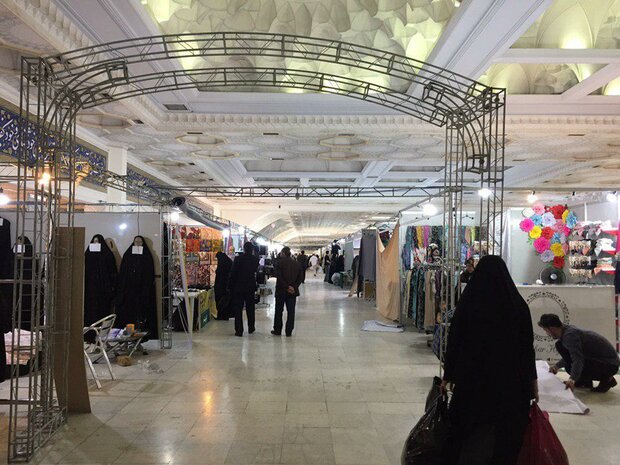 استقبال مخاطبان نمایشگاه عفاف و حجاب از دوخت رایگان چادر