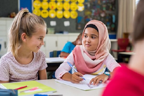 ممنوعیت حجاب برای دانش آموزان مسلمان برخلاف قوانین حقوق بشر است