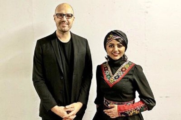 Iranian Dotar player performs with Schiller in Arena Tour