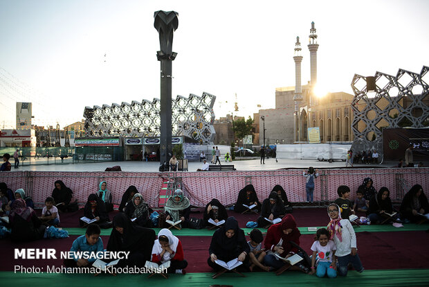 افطاری ساده و جزء خوانی قرآن کریم در میدان امام حسین (ع)