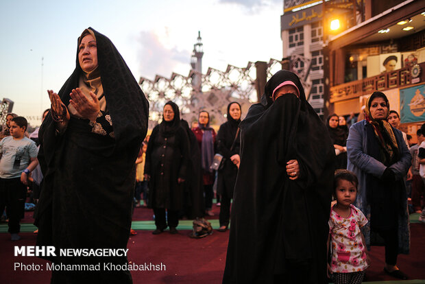 افطاری ساده و جزء خوانی قرآن کریم در میدان امام حسین (ع)