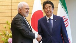 Iran’s Foreign Minister Mohammad Javad Zarif (L) shakes hands with Japanese Prime Minister Shinzo Abe in Tokyo on May 16, 2019. (Photo by Reuters)