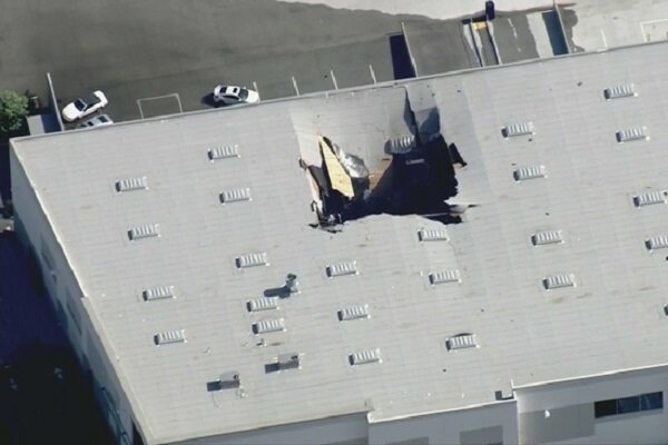 US F-16 fighter jet crashes into building in California