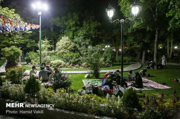 موائد افطار في حدائق طهران