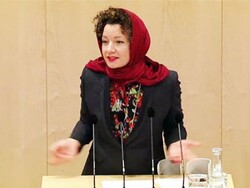 آسٹریا کی رکن پارلیمنٹ نے حجاب پہن کر خطاب کیا/ حجاب سے کوئی مشکل نہیں