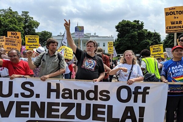 تظاهرات اعتراضی علیه حمله پلیس آمریکا به سفارت ونزوئلا