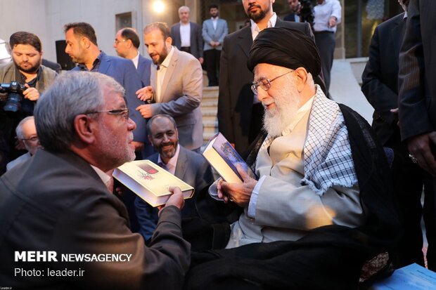 Poets meet with Ayt. Khamenei on Imam Hassan’s birth anniv.