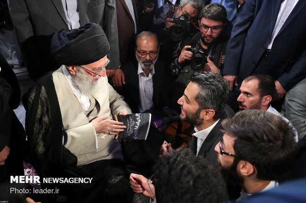 قائد الثورة: أشعر بالقلق حيال اللغة الفارسية