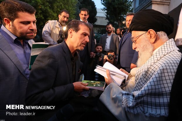 Poets meet with Ayt. Khamenei on Imam Hassan’s birth anniv.