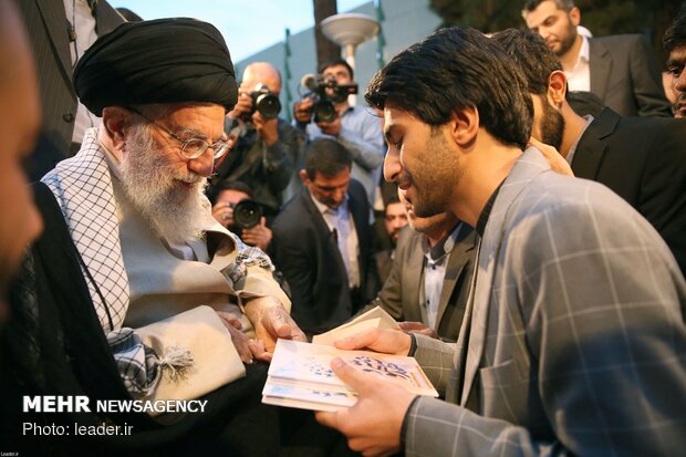 Poets meet with Ayt. Khamenei on Imam Hassan’s birth anniv.