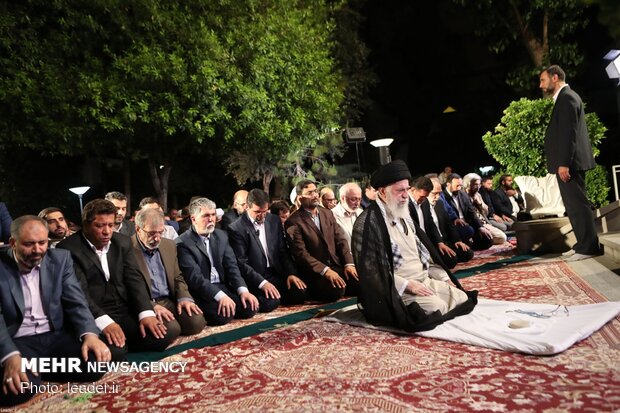 Poets meet with Ayt. Khamenei on Imam Hassan’s birth anniv.